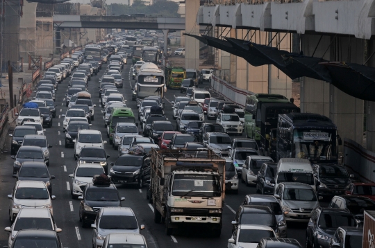 Ribuan kendaraan pemudik terjebak kemacetan parah di ruas Tol Cikampek