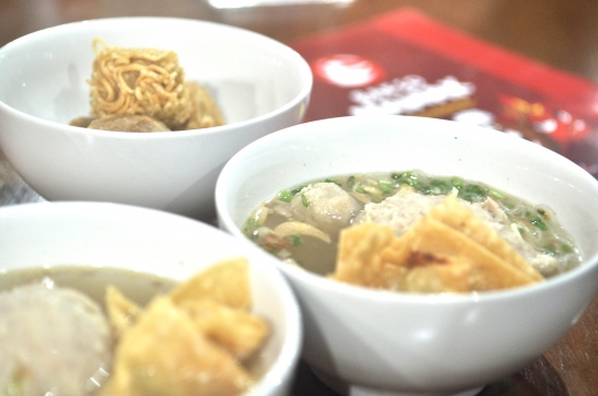 Menikmati semangkuk bakso nendang bersama teman-teman di Bakso Nawak