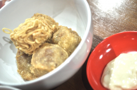 Menikmati semangkuk bakso nendang bersama teman-teman di Bakso Nawak