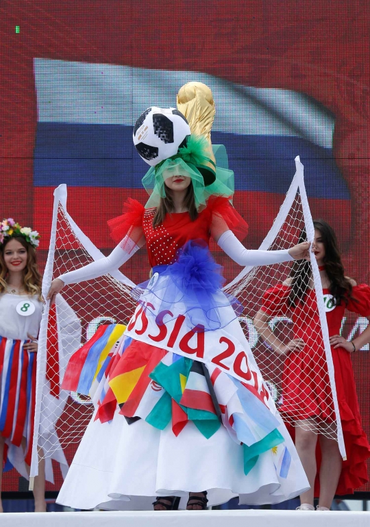 Gaun bertema Piala Dunia hiasi ajang pemilihan Miss Rusia