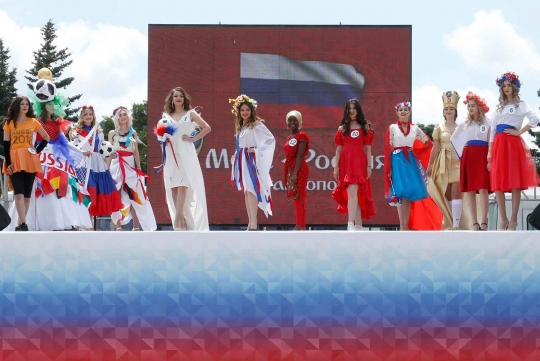 Gaun bertema Piala Dunia hiasi ajang pemilihan Miss Rusia