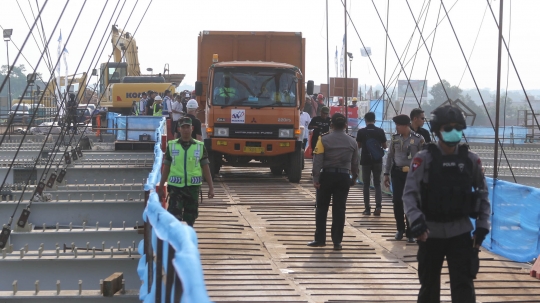 Gaya Menteri Basuki Hadimuljono uji coba Jembatan Kali Kuto pakai truk
