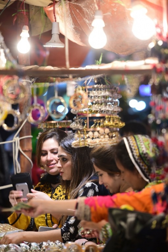 Sambut Idul Fitri, wanita Pakistan berburu perhiasan