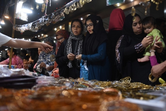 Sambut Idul Fitri, wanita Pakistan berburu perhiasan