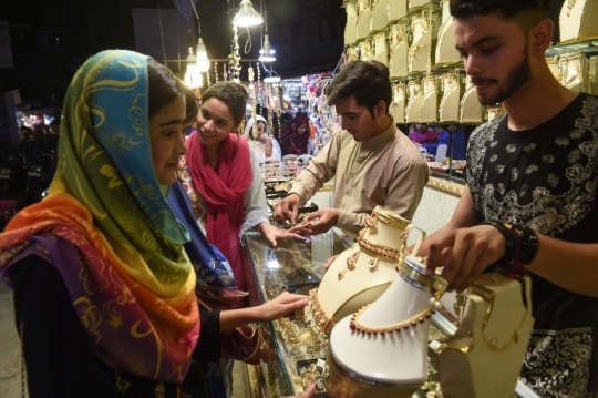 Sambut Idul Fitri, wanita Pakistan berburu perhiasan