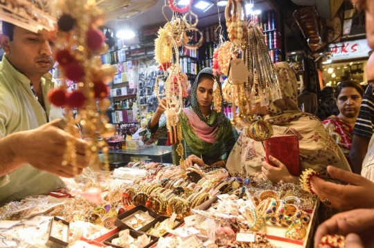 Sambut Idul Fitri, wanita Pakistan berburu perhiasan