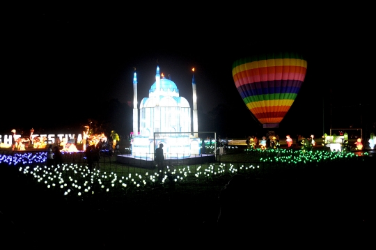 Malam takbiran diisi warga dengan naik balon udara