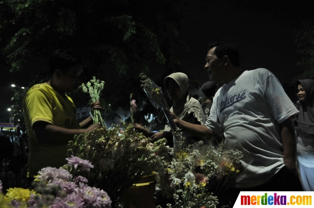 Foto Berburu bunga  hias di malam  takbiran merdeka com