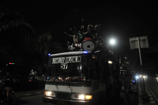 Semarak pawai truk dan bus meriahkan malam takbiran di Ibu Kota