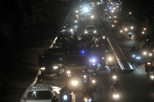 Semarak pawai truk dan bus meriahkan malam takbiran di Ibu Kota