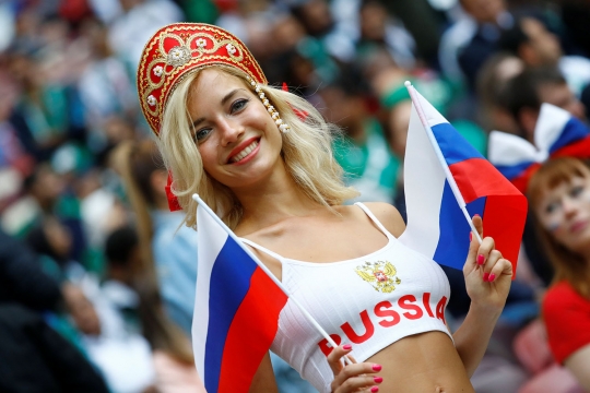 Pesona suporter cantik dan seksi di laga Rusia vs Arab Saudi