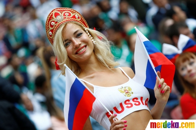 Foto Pesona Suporter Cantik Dan Seksi Di Laga Rusia Vs Arab Saudi 