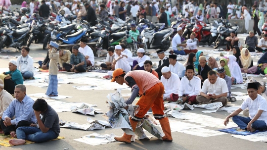 Kerja cepat petugas kebersihan punguti koran bekas salat Idul Fitri