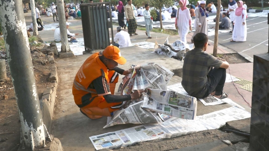 Kerja cepat petugas kebersihan punguti koran bekas salat Idul Fitri