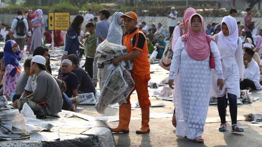 Kerja cepat petugas kebersihan punguti koran bekas salat Idul Fitri