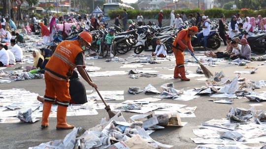 Kerja cepat petugas kebersihan punguti koran bekas salat Idul Fitri