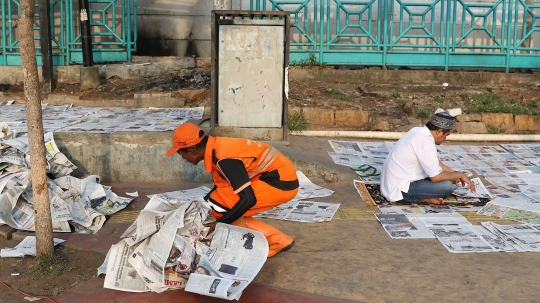 Kerja cepat petugas kebersihan punguti koran bekas salat Idul Fitri