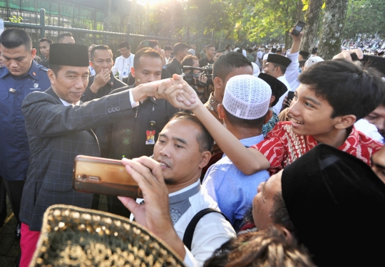 Usai salat Id, Jokowi silaturahmi dengan warga