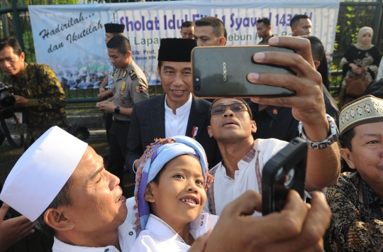 Usai salat Id, Jokowi silaturahmi dengan warga