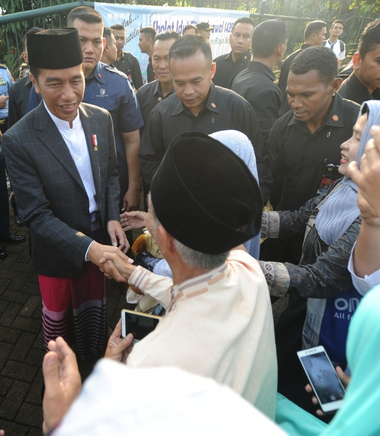 Usai salat Id, Jokowi silaturahmi dengan warga