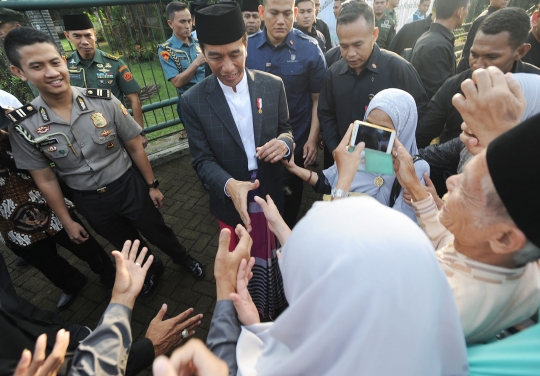 Usai salat Id, Jokowi silaturahmi dengan warga