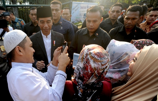 Usai salat Id, Jokowi silaturahmi dengan warga