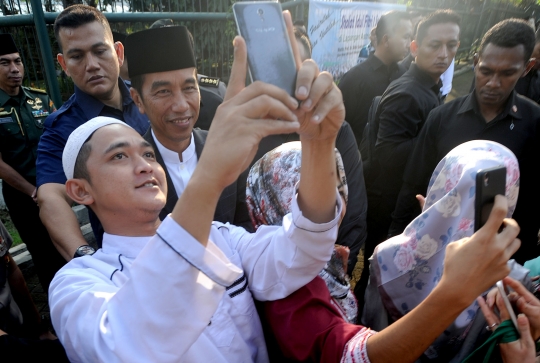 Usai salat Id, Jokowi silaturahmi dengan warga