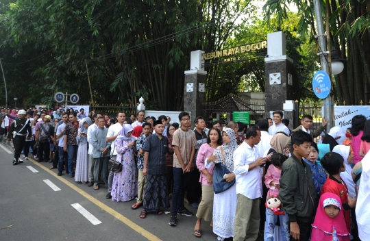 Ribuan warga antre open house Jokowi di Istana Bogor