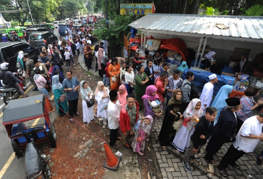 Ribuan warga antre open house Jokowi di Istana Bogor