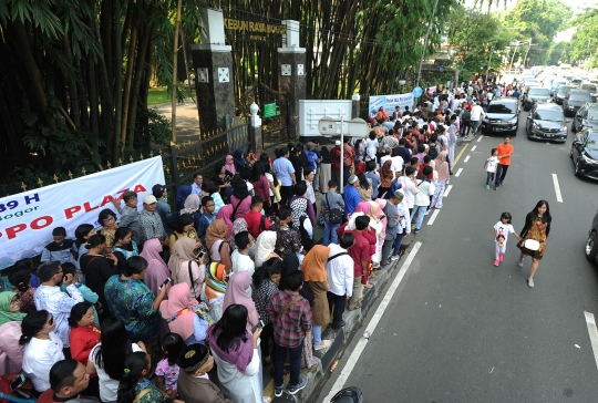 Ribuan warga antre open house Jokowi di Istana Bogor