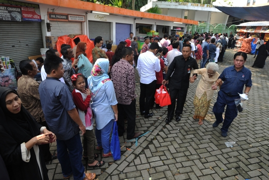 Ribuan warga antre open house Jokowi di Istana Bogor