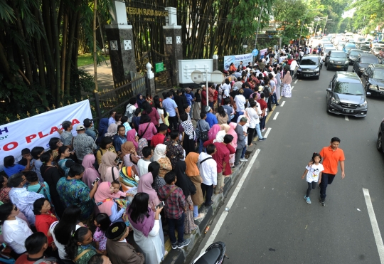 Ribuan warga antre open house Jokowi di Istana Bogor