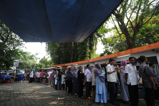 Ribuan warga antre open house Jokowi di Istana Bogor