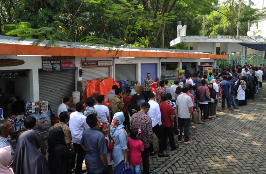 Ribuan warga antre open house Jokowi di Istana Bogor