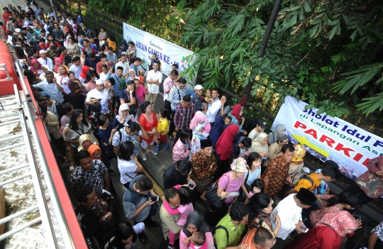 Ribuan warga antre open house Jokowi di Istana Bogor