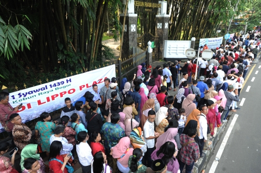 Ribuan warga antre open house Jokowi di Istana Bogor