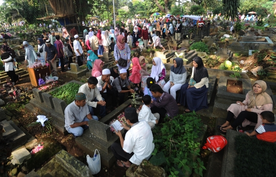 Lebaran, TPU disesaki peziarah