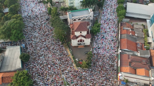 Salat Id berjamaah, ribuan umat muslim padati jalan di Jatinegara