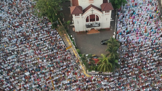 Salat Id berjamaah, ribuan umat muslim padati jalan di Jatinegara