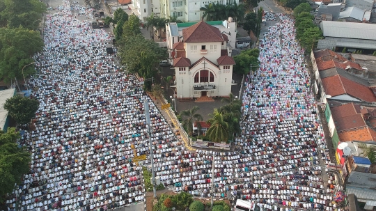 Salat Id berjamaah, ribuan umat muslim padati jalan di Jatinegara