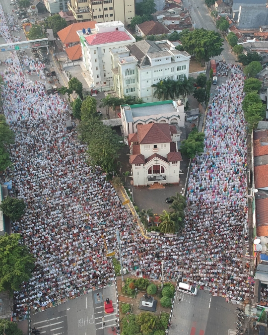 Salat Id berjamaah, ribuan umat muslim padati jalan di Jatinegara