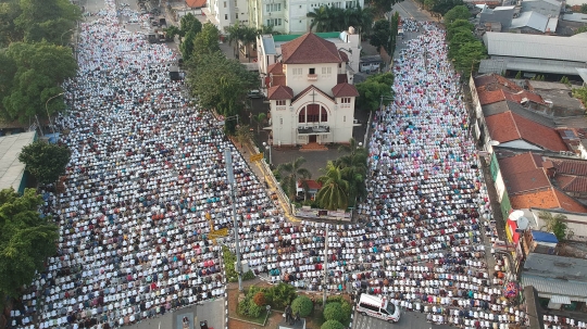 Salat Id berjamaah, ribuan umat muslim padati jalan di Jatinegara