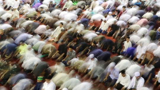 Bernuansa Idul Fitri, ribuan umat muslim salat Jumat di Istiqlal