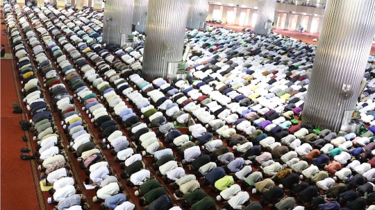 Bernuansa Idul Fitri, ribuan umat muslim salat Jumat di Istiqlal