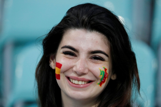 Senyum suporter cantik hiasi laga Spanyol vs Portugal