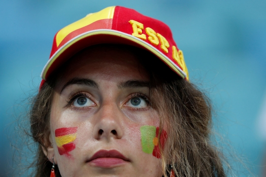 Senyum suporter cantik hiasi laga Spanyol vs Portugal