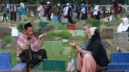 Melihat tradisi ziarah kubur saat Lebaran