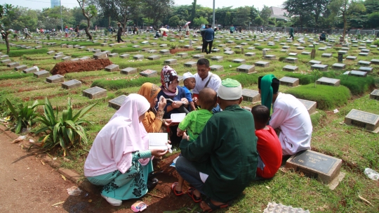 Melihat tradisi ziarah kubur saat Lebaran