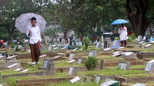 Melihat tradisi ziarah kubur saat Lebaran