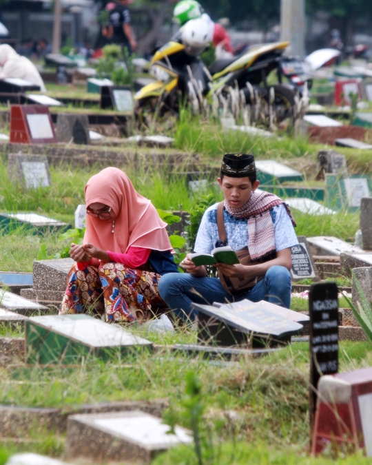 Melihat tradisi ziarah kubur saat Lebaran